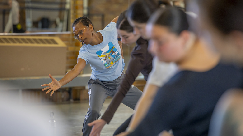 Ronni Favors, rehearsal director for Alvin Ailey, leading UI dance students in an exercise in Halsey Hall