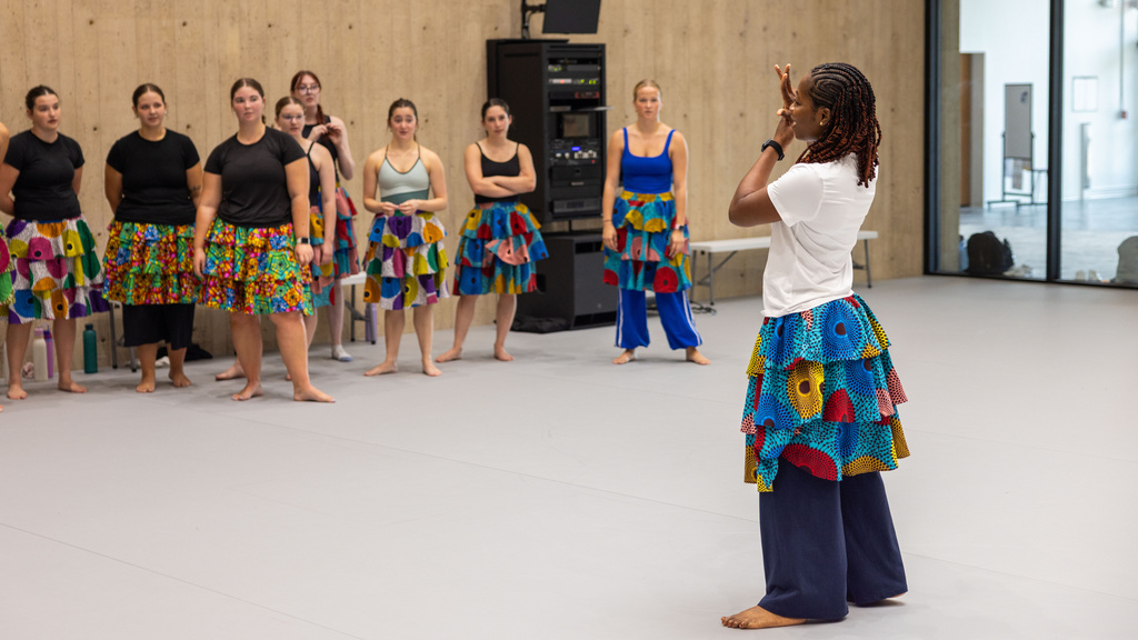 Professor Sitso Ahlijah teaching Major Contemporary Movement Practices II