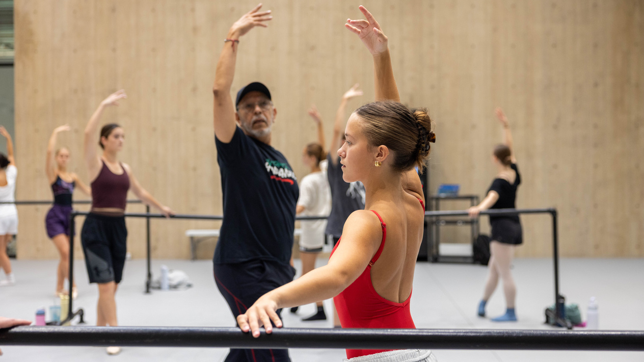 Professor Eloy Barragán instructing during a Major Ballet III class